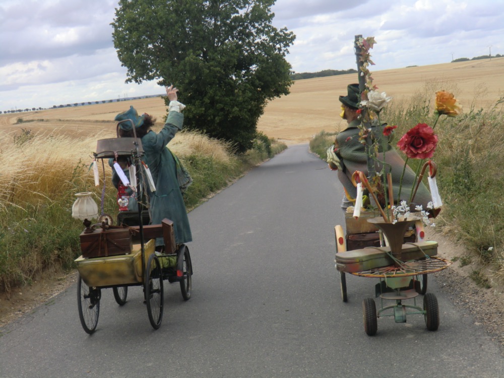 Compagnie_Dailleurs_Les_Passeurs_de_reves_theatre_de_rue_poetique