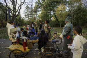 Compagnie_Dailleurs_Les_Passeurs_de_reves_theatre_de_rue_poetique