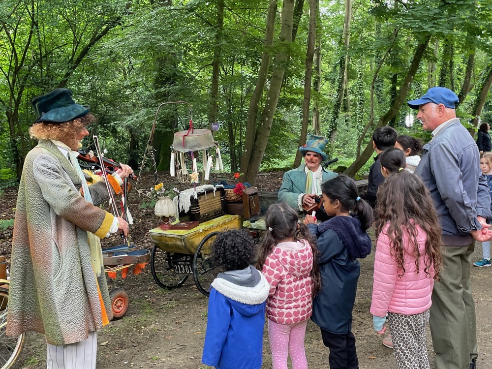 Compagnie_Dailleurs_Les_Passeurs_de_reves_theatre_de_rue_poetique