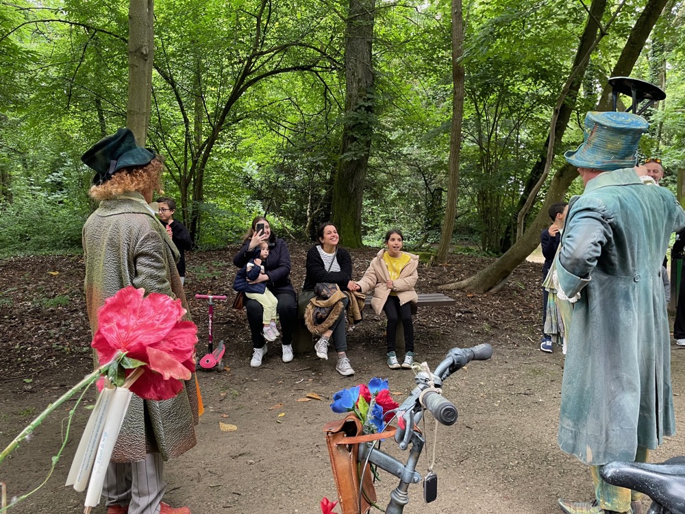 Compagnie_Dailleurs_Les_Passeurs_de_reves_theatre_de_rue_poetique