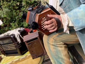 Compagnie_Dailleurs_Les_Passeurs_de_reves_theatre_de_rue_poetique